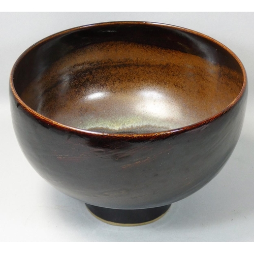 91 - Chris Carter (b.1945), a porcelain brown glazed bowl, with trailing spiral pattern, no makers mark, ... 