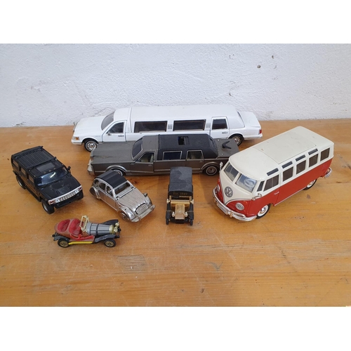 327 - Die cast, scale 1:24, 1996 Lincoln Limousine, scale 1:32 limousine, scale 1:25, VW Samba and four ot... 