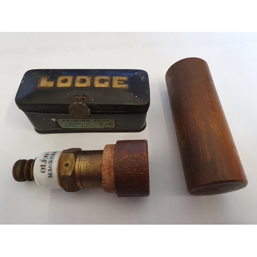 85 - A vintage Oleo Magneto spark plug, in wooden case together with a Lodge priming plug, model P, unuse... 