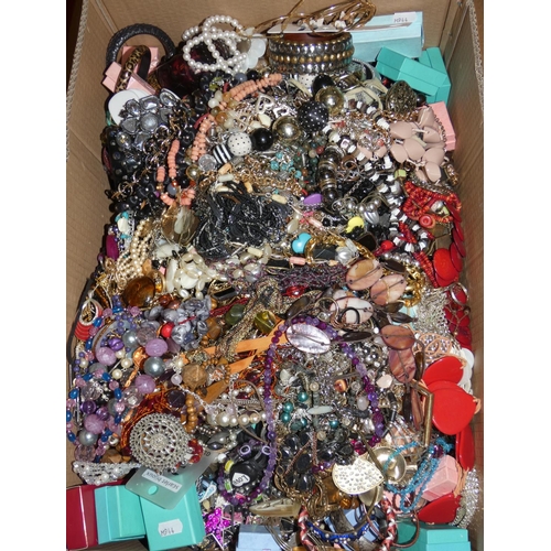 139 - A large quantity of costume jewellery.