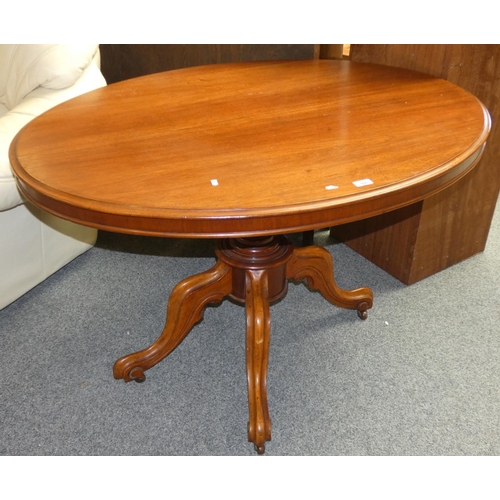 166 - An oval mahogany tilt top table, 120 cm wide on 4 curved leg supports.