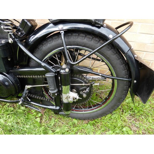 1061 - 1948 Norton ES2, 490 cc. Registration number GBM 240. Frame number (by seat N4 13081 by headstock 14... 