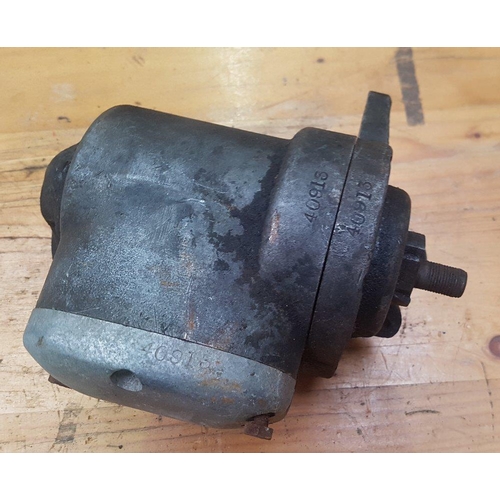 326 - A Rudge gearbox, 40913, buyers should check how complete this lot is.