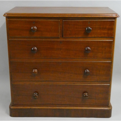 399 - A Victorian mahogany chest of drawers, composed of two short over three long drawers, bun handles, 1... 