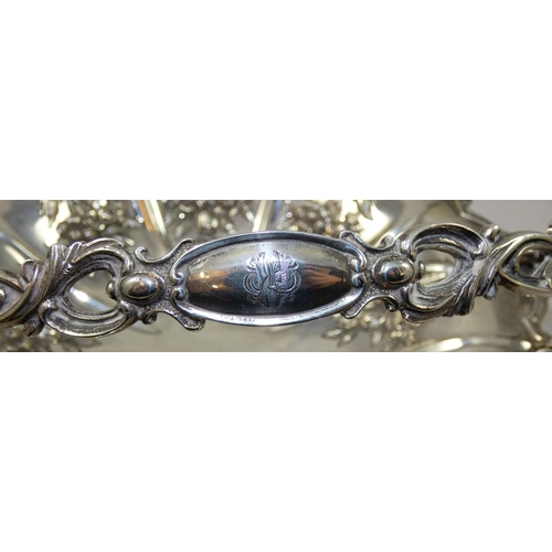 30 - A Victorian silver swing handle fruit bowl, by John Round & Sons Ltd., Sheffield 1900, of circular f... 