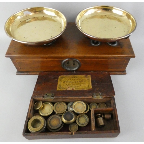 135 - Avery, a Victorian set of brass and mahogany scales, two dishes with level scale, 36 x 16 cm, togeth... 