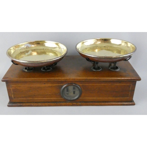 135 - Avery, a Victorian set of brass and mahogany scales, two dishes with level scale, 36 x 16 cm, togeth... 