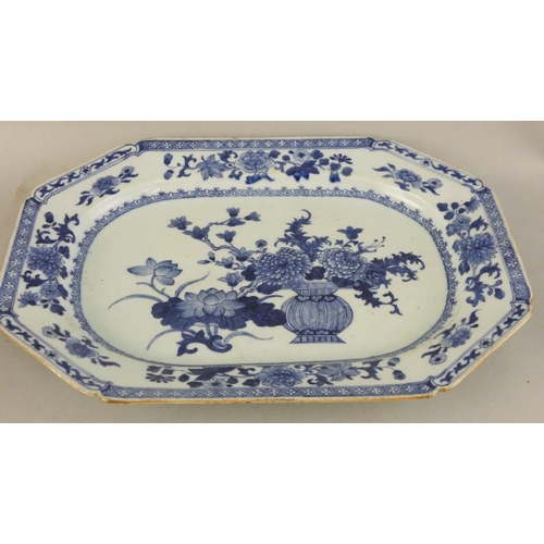 205 - A Chinese blue and white octagonal dish, Qing dynasty, with floral decoration, 28 x 37 cm.