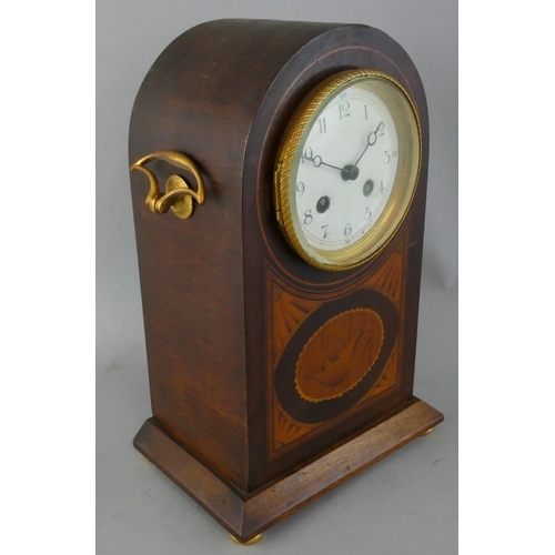 255 - An Edwardian mahogany and boxwood inlaid mantle clock, white enamel dial with Roman numerals, brass ... 