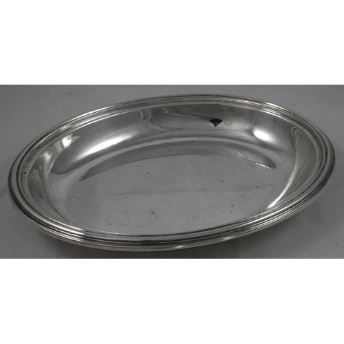 40 - A Victorian silver oval presentation entree dish, by John Rogers, Sheffield 1901, with reeded border... 