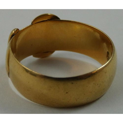 89 - A Victorian 18ct gold buckle ring, Birmingham 1890, weight 7 g, size R.