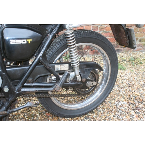 1040 - 1977 Honda 250T, 249 cc. Registration number ACX 535R. Frame number CJ250T-2013121. Engine number CJ... 