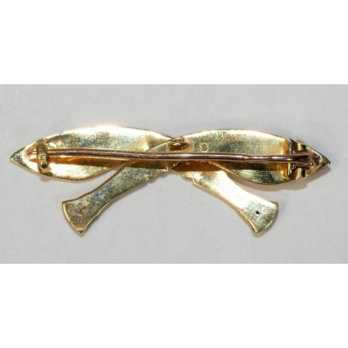 39 - A 14ct gold Gurka sweetheart brooch, London import 1964, in the form of crossed Kukri, length 39 mm,... 