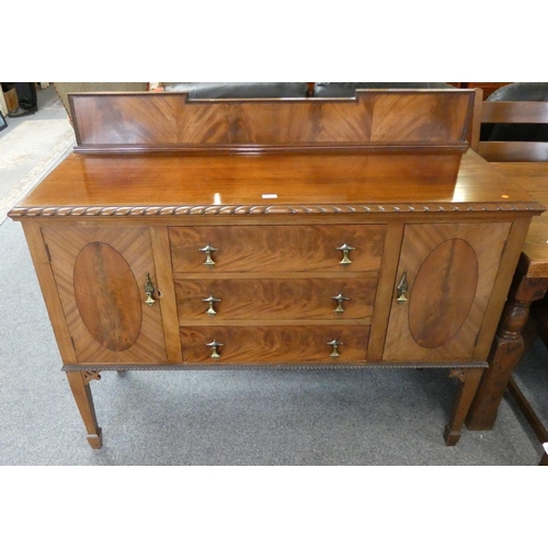 154 - A mahogany sideboard consisting of three drawers flanked by two cabinets with shelves 138 x 113 cm, ... 