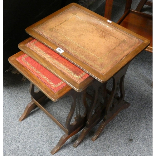 154 - A mahogany sideboard consisting of three drawers flanked by two cabinets with shelves 138 x 113 cm, ... 