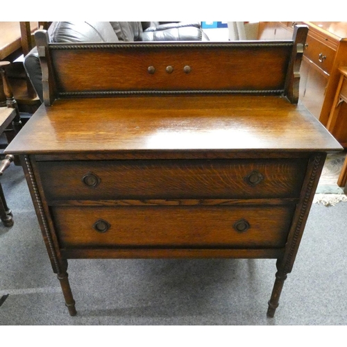 163 - An oak single wardrobe together with two matching chest of drawers (3).