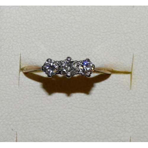 88 - An 18ct gold three stone diamond ring, claw set with brilliant cut stones, total weight approximatel... 