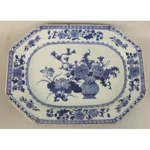 205 - A Chinese blue and white octagonal dish, Qing dynasty, with floral decoration, 28 x 37 cm.