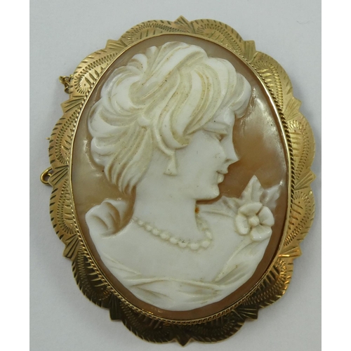 89 - A 9ct gold mounted shell cameo brooch, depicting a lady wearing pearls, 5.5 x 4.5 cm.