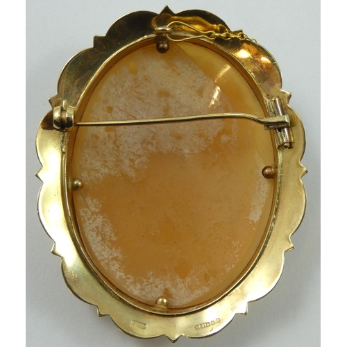 89 - A 9ct gold mounted shell cameo brooch, depicting a lady wearing pearls, 5.5 x 4.5 cm.