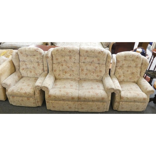 237 - A three piece suite in beige floral fabric, compromising of a two seater settee (approx 135cm wide) ... 