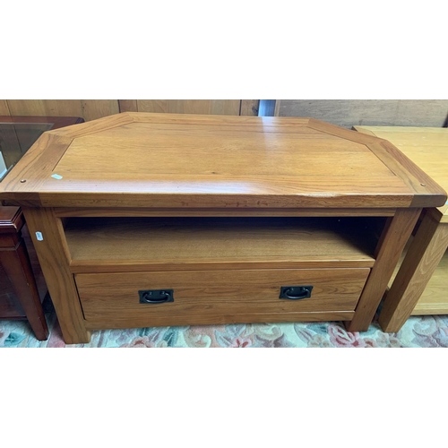 269 - A modern oak TV table with drawer