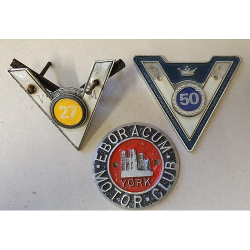 74 - 17 winged AA car badges, together with other AA and RAC badges.