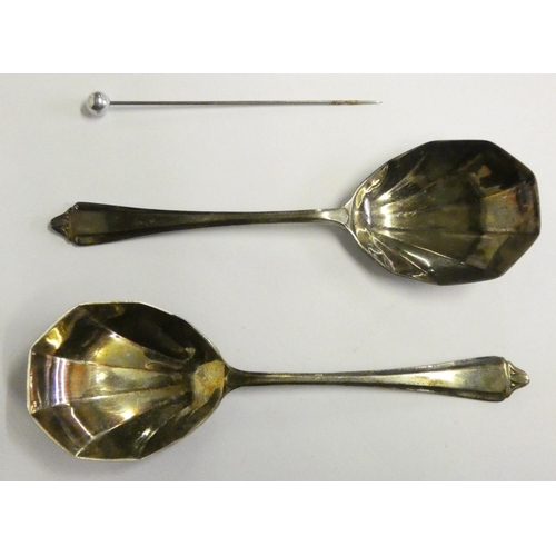 142 - A silver pair of preserve spoons, Sheffield 1939, 1 oz, case.
