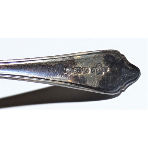 142 - A silver pair of preserve spoons, Sheffield 1939, 1 oz, case.