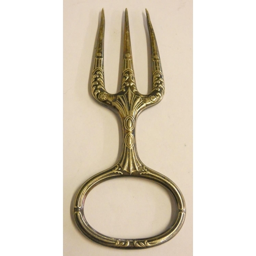 151 - A Victorian silver pair of sugar tongs, Exeter 1847, a set of six silver handled tea knives, London ... 