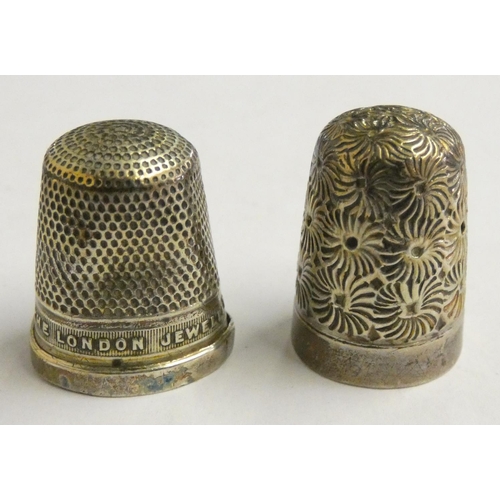 152 - A Victorian silver pair of salt pots, Birmingham 1894, with glass liners and spoons, a silver vesta ... 