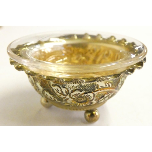 152 - A Victorian silver pair of salt pots, Birmingham 1894, with glass liners and spoons, a silver vesta ... 