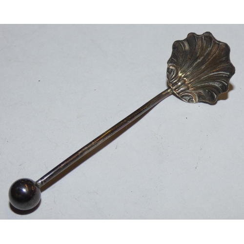 152 - A Victorian silver pair of salt pots, Birmingham 1894, with glass liners and spoons, a silver vesta ... 