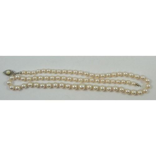 113 - A single row, graduated cultured pearl necklace, composed of 71 beads, from 9 - 6 mm, 52 cm, clasp A... 