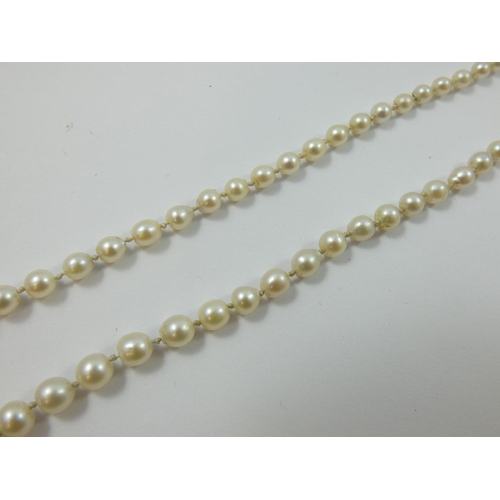 100 - A single row graduated pearl necklace, composed of 90 beads from 7 - 3 mm, length 49 cm.