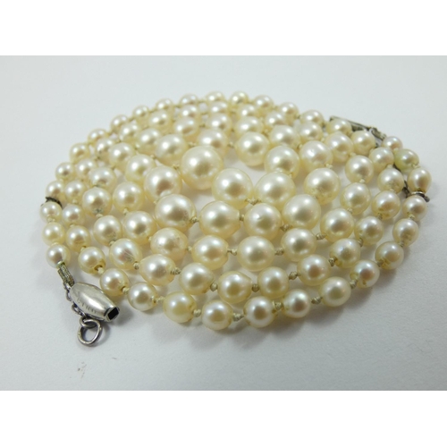 100 - A single row graduated pearl necklace, composed of 90 beads from 7 - 3 mm, length 49 cm.