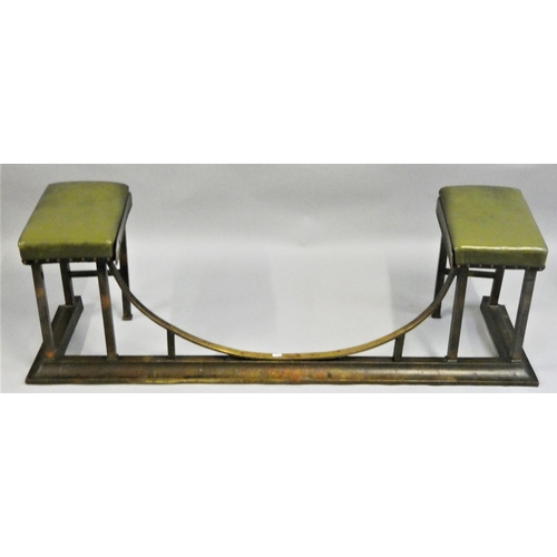 481 - A copper and brass club fender, with green leather side seats, 138 x 42 x 42 cm.