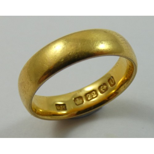 122 - A 22 ct gold wedding band, 5 gms.