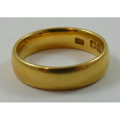 122 - A 22 ct gold wedding band, 5 gms.