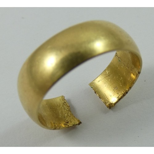 123 - An 18ct gold wedding band, cut, 5 gms.