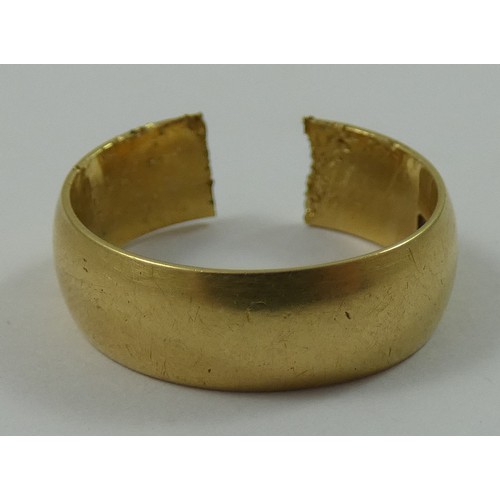 123 - An 18ct gold wedding band, cut, 5 gms.