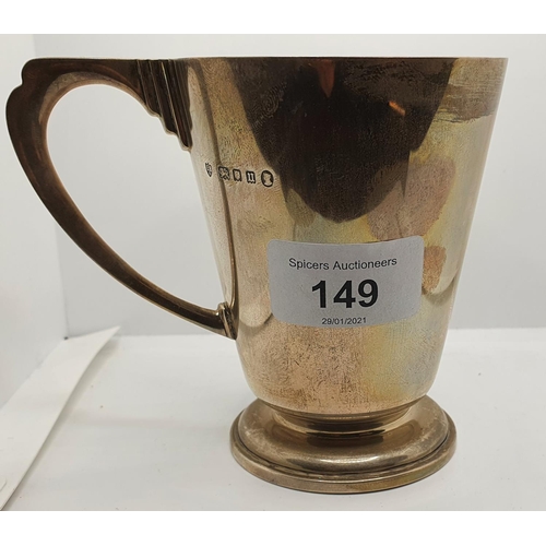 149 - A silver half pint mug, London 1935, uninscribed, 7 oz.