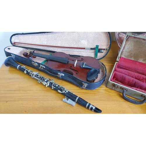 257 - A Maidstone violin by John Murdoch & Co, London, with bow in case and a cased clarinet. (2)