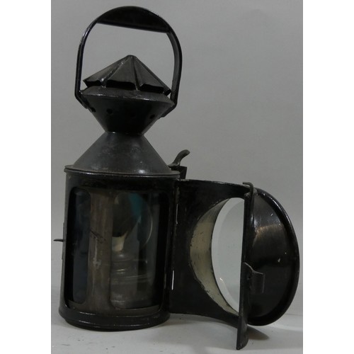 260 - A LNER 3 aspect handlamp and a BR 3 aspect handlamp (both with glasses and burners (2).