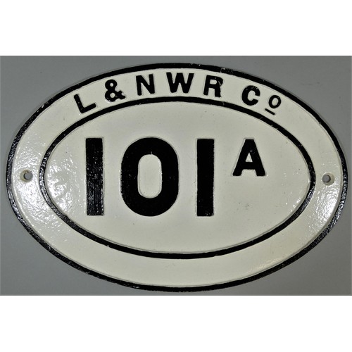 305 - A cast iron oval bridge plate L&NWR Co., 101A, 30 x 45 cm.