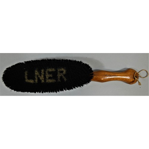 145 - A LNER clothes brush, 35 cm.