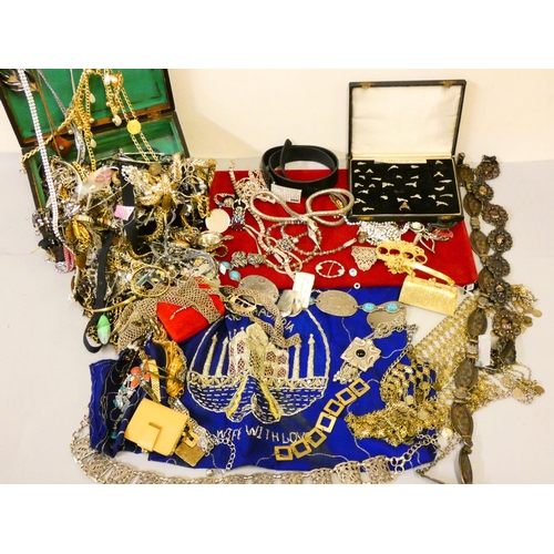 122 - A collection of costume jewellery, including a cased set of white metal decorative pins, and a wire ... 