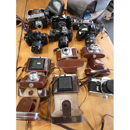 67 - A collection of cameras to include, Praktica MTL5, Canon F-1 ,EOS 500, EOS 650, Viogilander, togethe... 