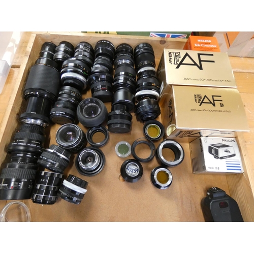 72a - A collection of camera lenses, including makers Prakticar, Vivitar, Pentax, together with camera fla... 