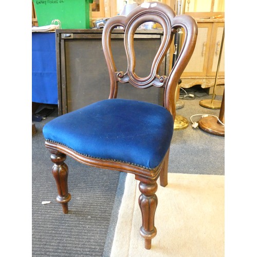 458 - A Victorian mahogany set of 8 serpentine front balloon back dining chairs with turned tapering legs,... 